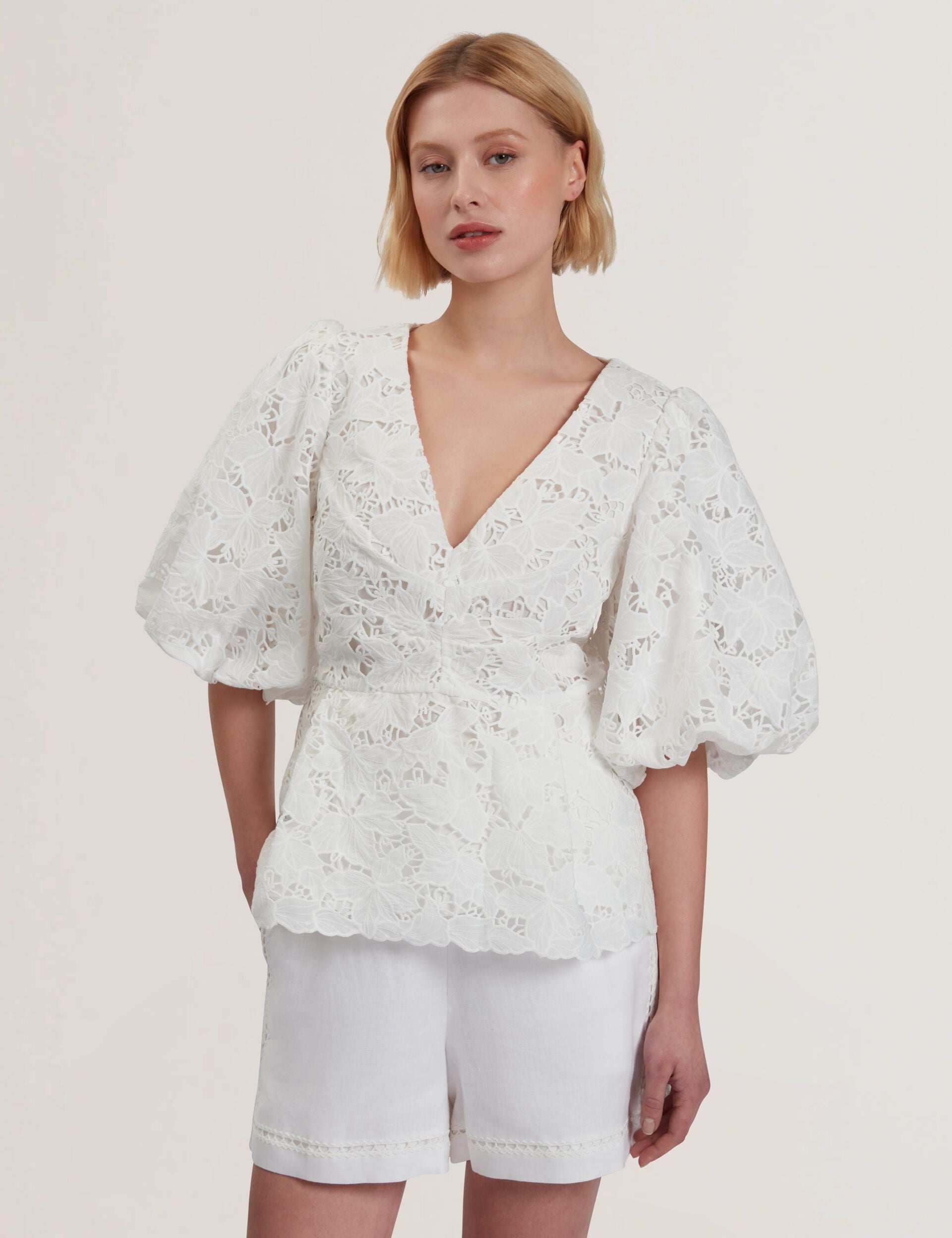 ELLARI | WHITE